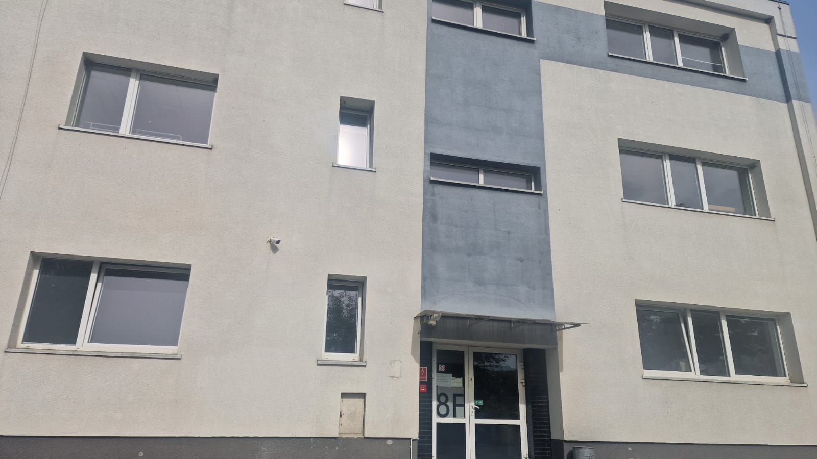 Wejście do budynku z numerem 8F